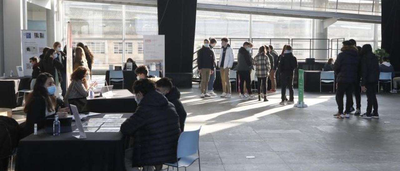 Alumnos del CPR Mariano recorren los stands de las diferentes universidades. / Alba Villar