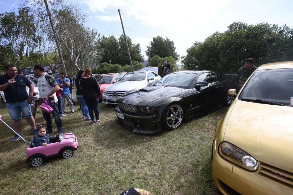 Múscia a todo volumen y coches de diseño en la playa redondelana