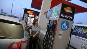 Una usuaria pone gasolina en su coche en la gasolinera de Molins de Rei 
