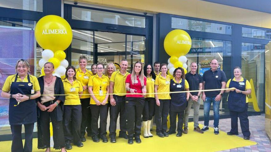 Personal de la tienda en el acto de inauguración. | ALIMERKA