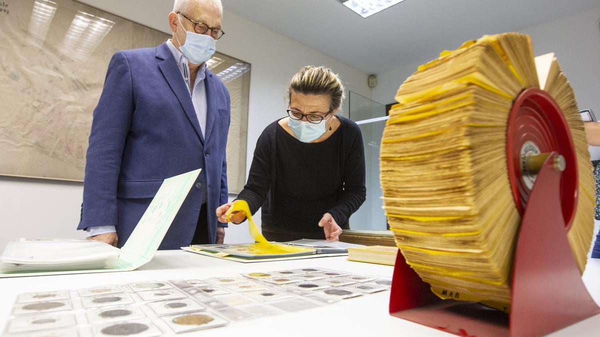 Luis Boyer y Carmen Velasco consultan documentos del archivo histórico en la sede de la Fundación Mediterráneo