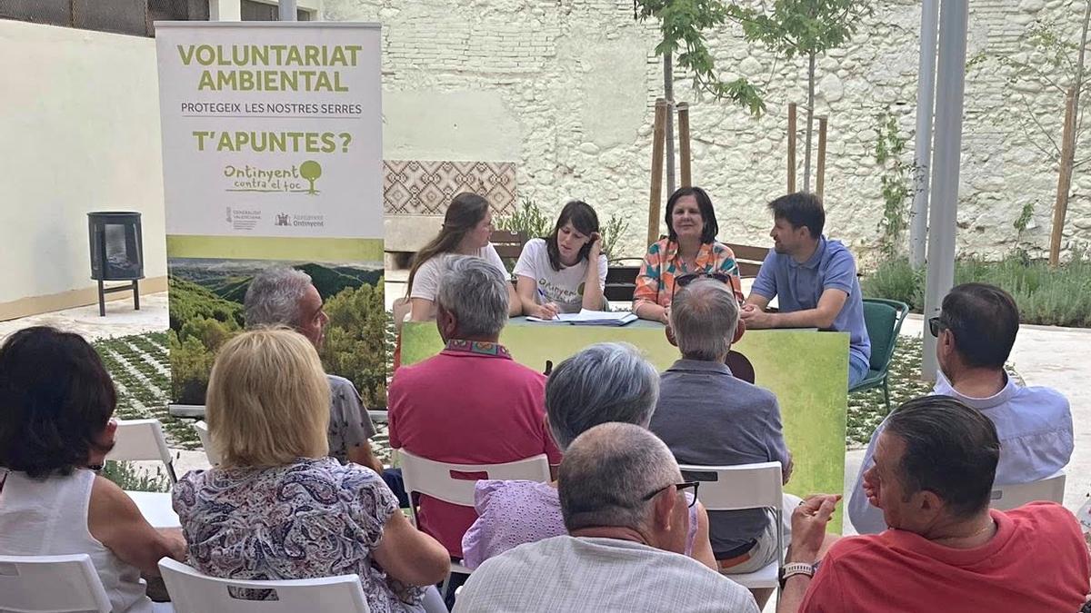 Cuarenta vecinos se interesan por el programa "Ontinyent contra el foc"