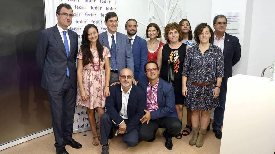 Foto de familia de los presentes en la inauguración del nuevo centro de Feder en Murcia.