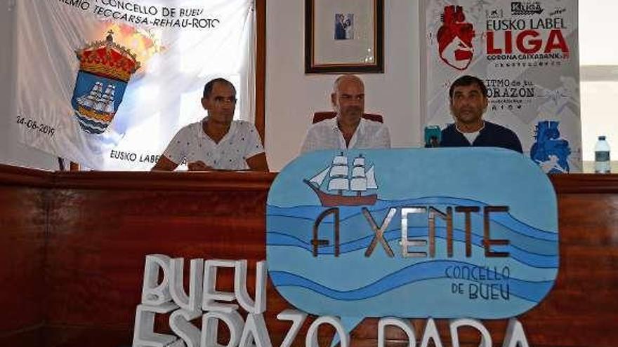 Representantes de la ACT y del Concello, con la bandera. // G. Núñez