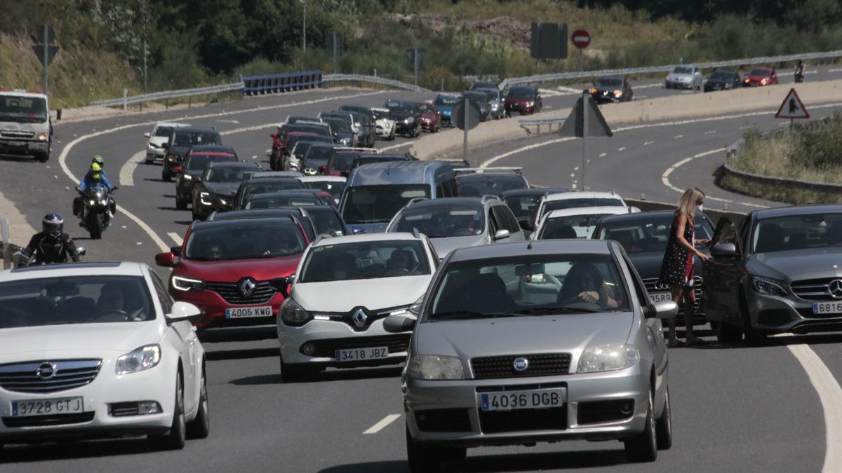 Cola de vehículos en sentido hacia Cangas