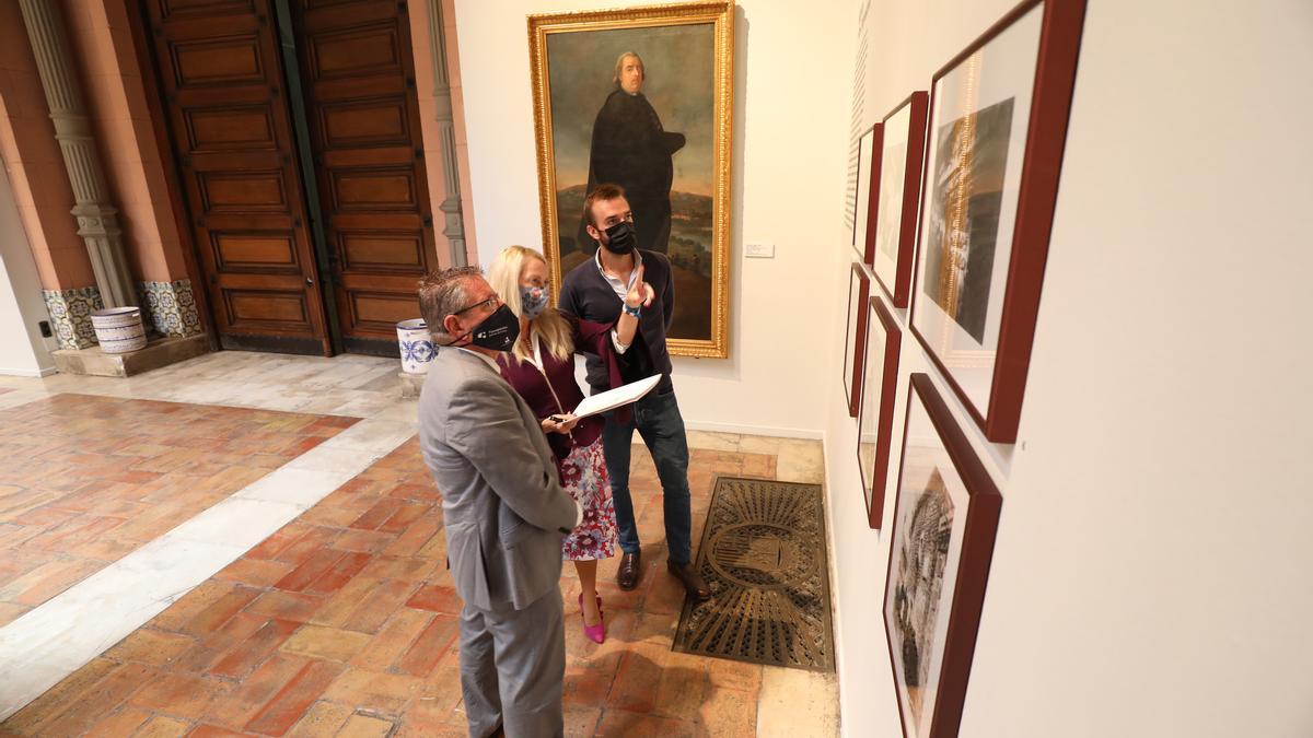 El alcalde de Fuendetodos, Enrique Salueña, y la diputada de Cultura, Rosa Cihuelo, en la inauguración de la exposición.