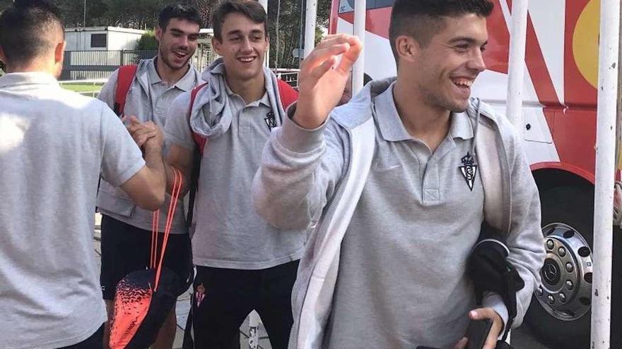 Por la derecha, Nacho Méndez, Pedro Díaz y Dani Martín saludan a sus compañeros a la llegada a Barcelona.