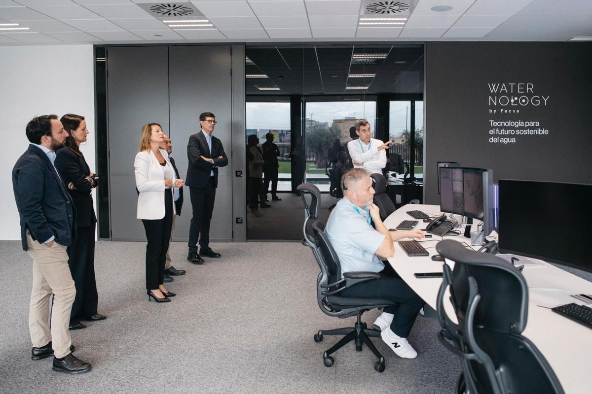 Carrasco, junto a la dirección de Facsa, en una visita a las instalaciones de la empresa.