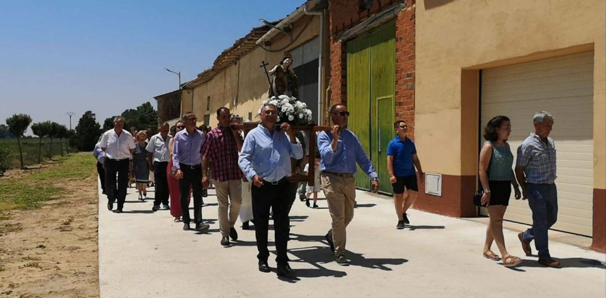 Procesión con el santo por las calles del pueblo. | E. P.