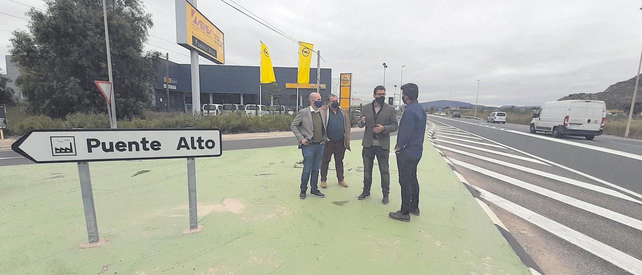 El diputado Javier Gutiérrez junto a concejales y empresarios de Orihuela.