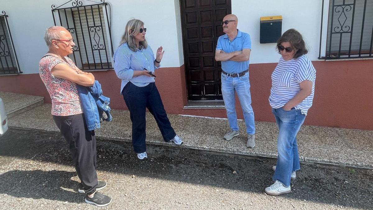 A la izquierda, Manuela Rodríguez y Rocío Huerta, ante la casa afectada, con unos vecinos de Folgueras de Cornás.