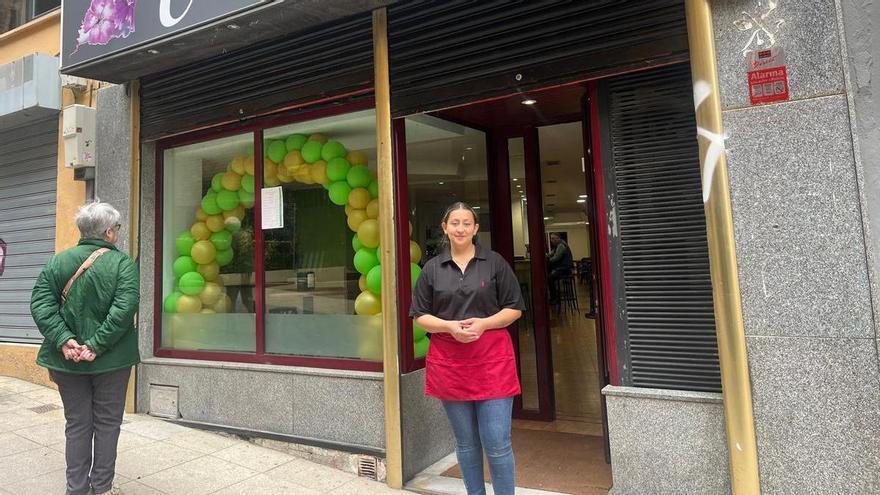 Estefany Ávila, hondureña de 31 años, reabre el histórico bar de la calle Clavellina en Cáceres tras una década en España