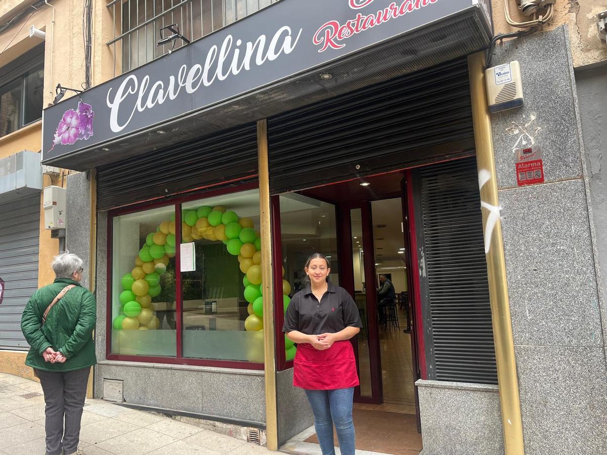 Estefany Ávila, mientras una mujer observa el nuevo bar abierto en la calle Clavellina.