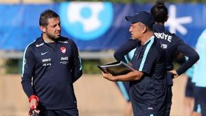 Nihat (izquierda), junto al seleccionador Fatih Terim, en un entrenamiento de Turquía.