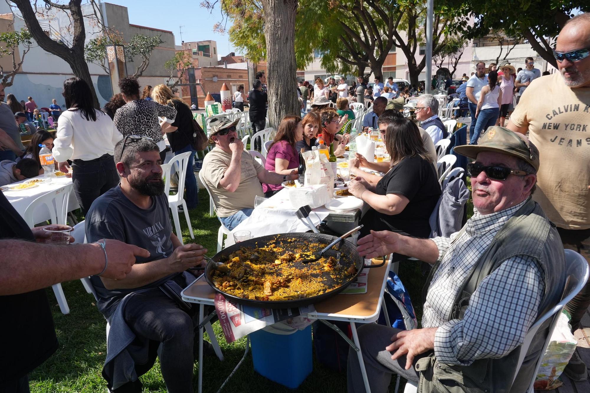 Las mejores imágenes de las multitudinarias paellas en un barrio de Vila-real