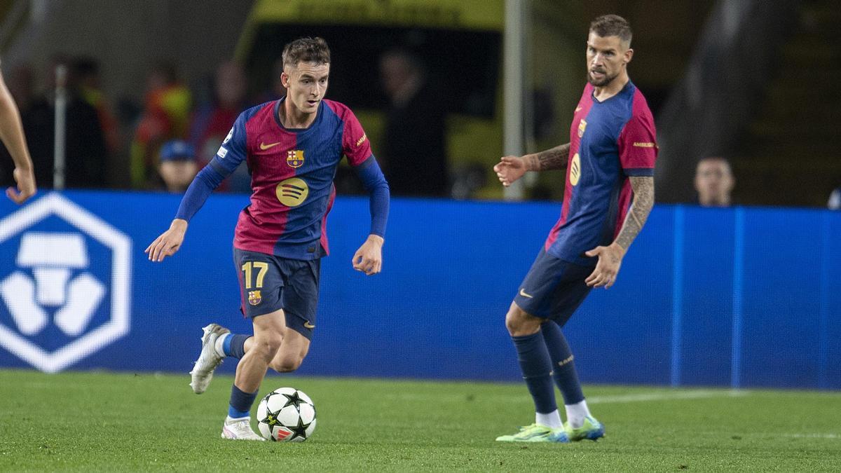 Marc Casadó inicia una jugada de ataque en el Barça-Bayern Múnich de Champions en Montjuïc ante la mirada de Iñigo Martínez. Marc Casadó inicia una jugada de ataque en el Barça-Bayern Múnich de Champions en Montjuïc ante la mirada de Iñigo Martínez.