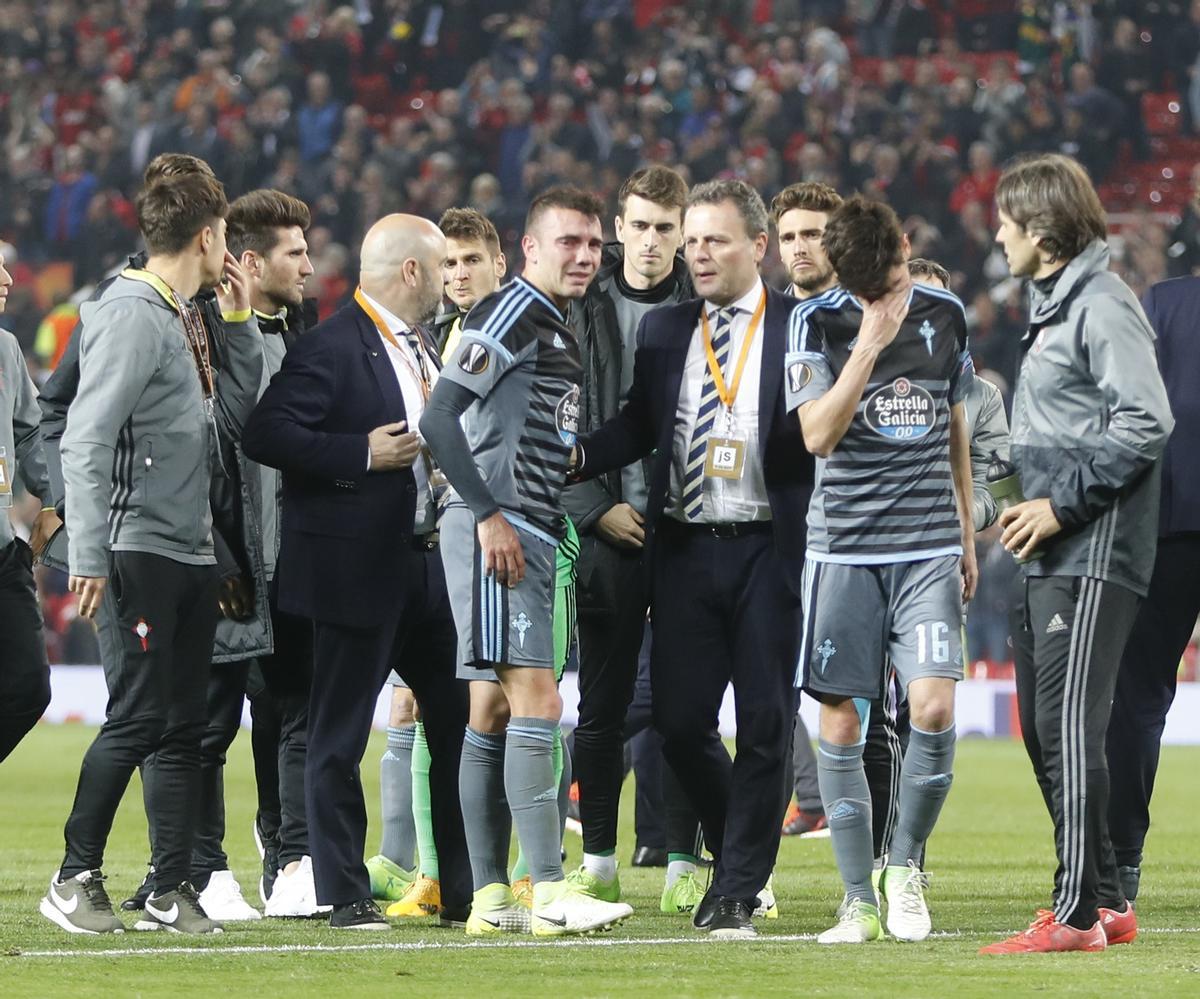 Jozabed Sánchez junto a Iago Aspas y el doctor Cota, al término del encuentro