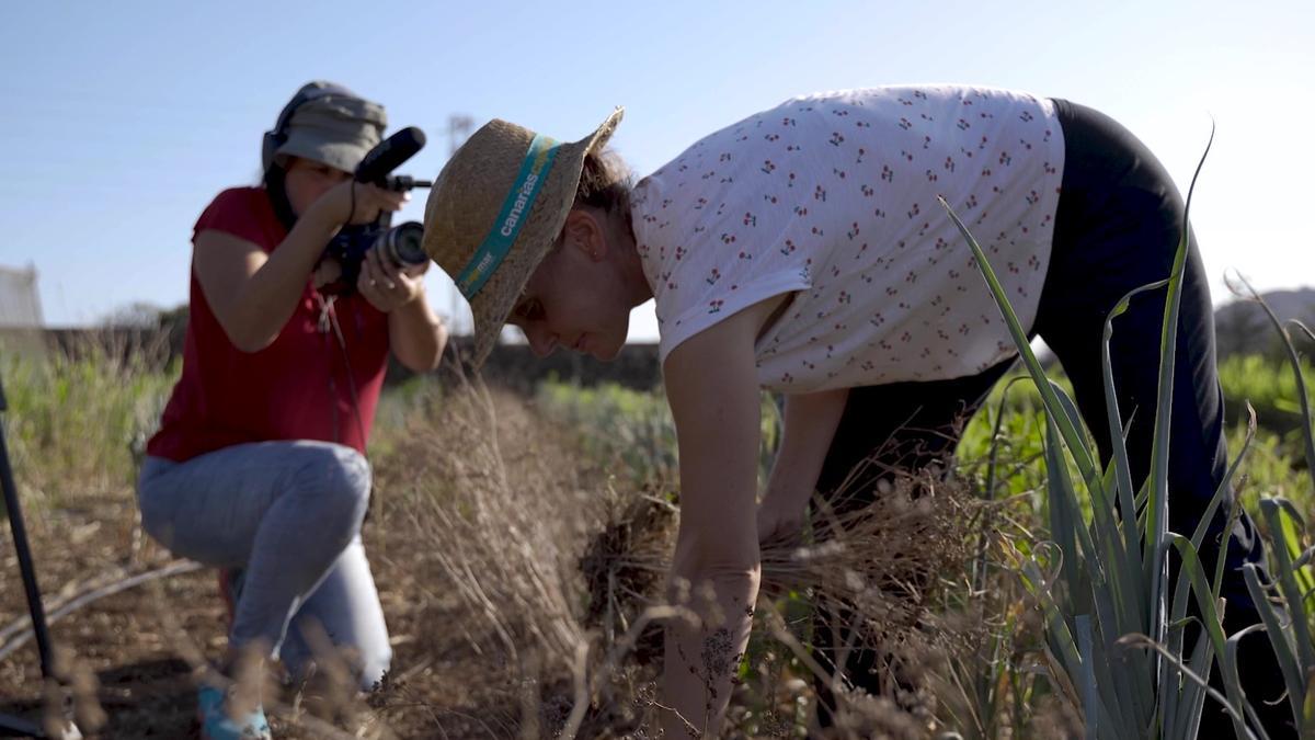 La realizadora Estrella Monterrey, al fondo, en un fotograma de &#039;Magas y maúras&#039;