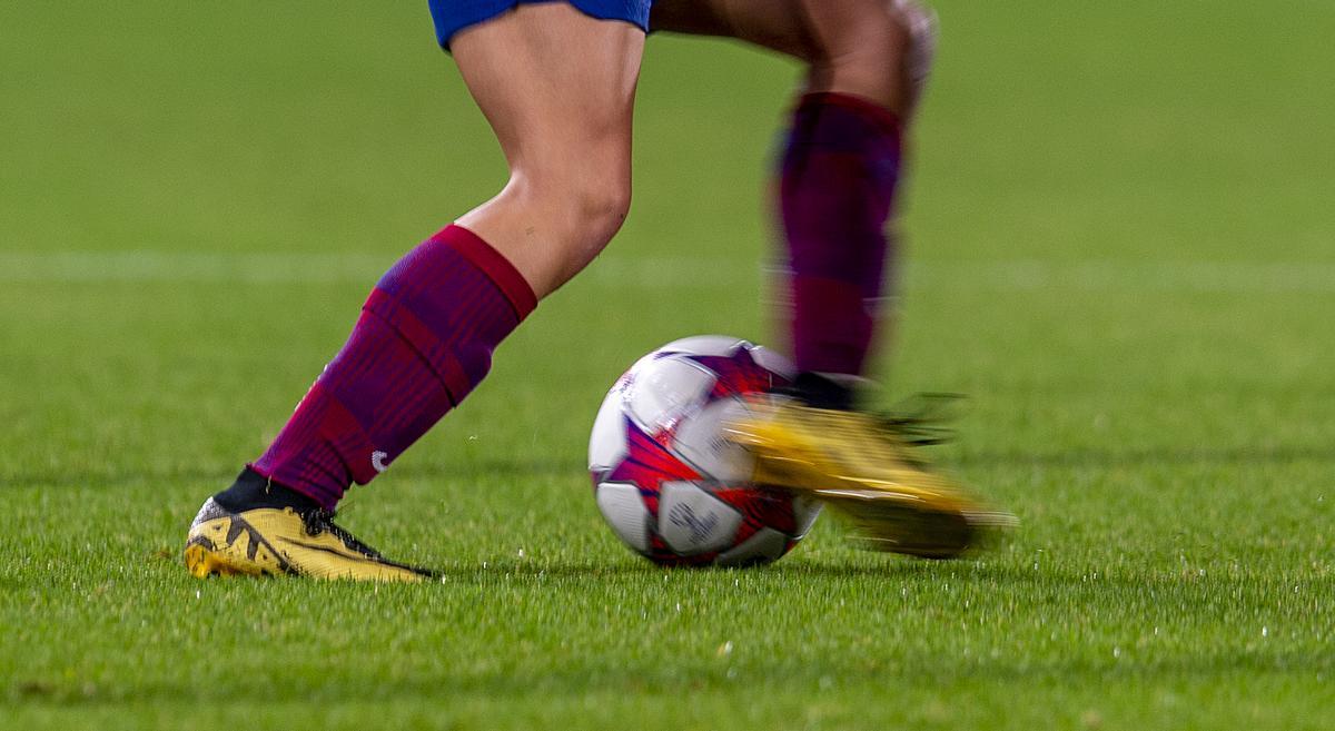 Las botas doradas de Aitana durante el partido de champions league femenina entre el FC Barcelona y Benfica en el estadio Johan Cruyff.