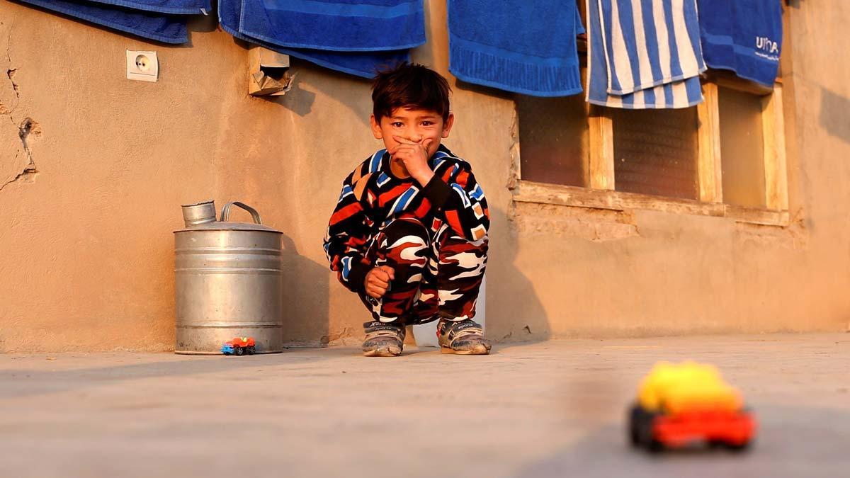 La guerra echa de casa al pequeño Murtaza, el niño afgano famoso por su improvisada camiseta de Messi.