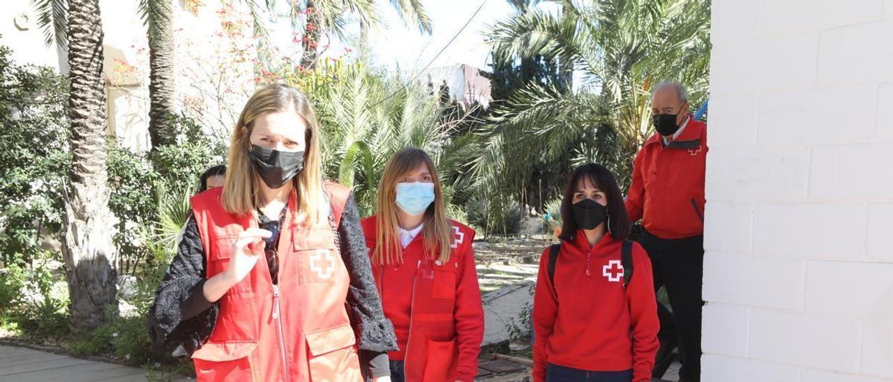 El equipo de Cruz Roja que ha atendido a los menores, coordinado por Conchi Navarro.