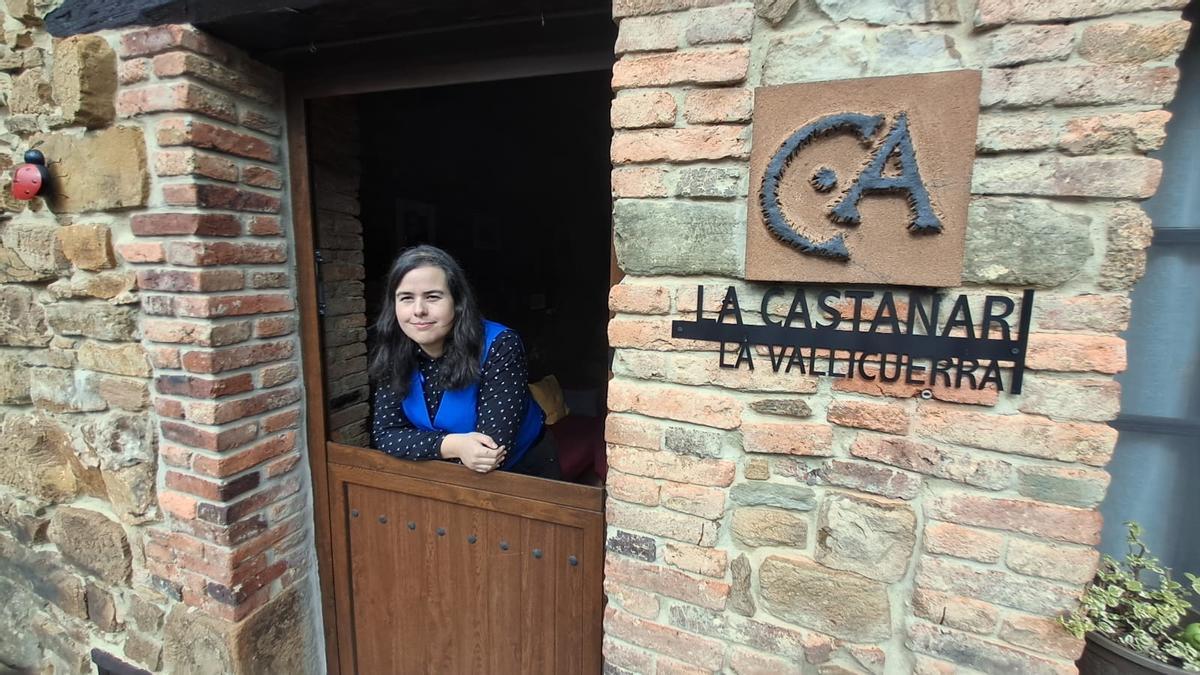 Verónica Gutiérrez, en una de las casas de aldea.