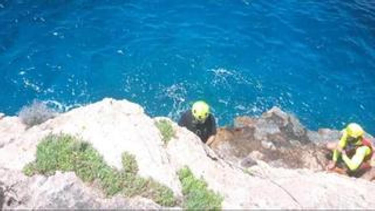Herido un hombre tras caer de cinco metros a las rocas en Formentera