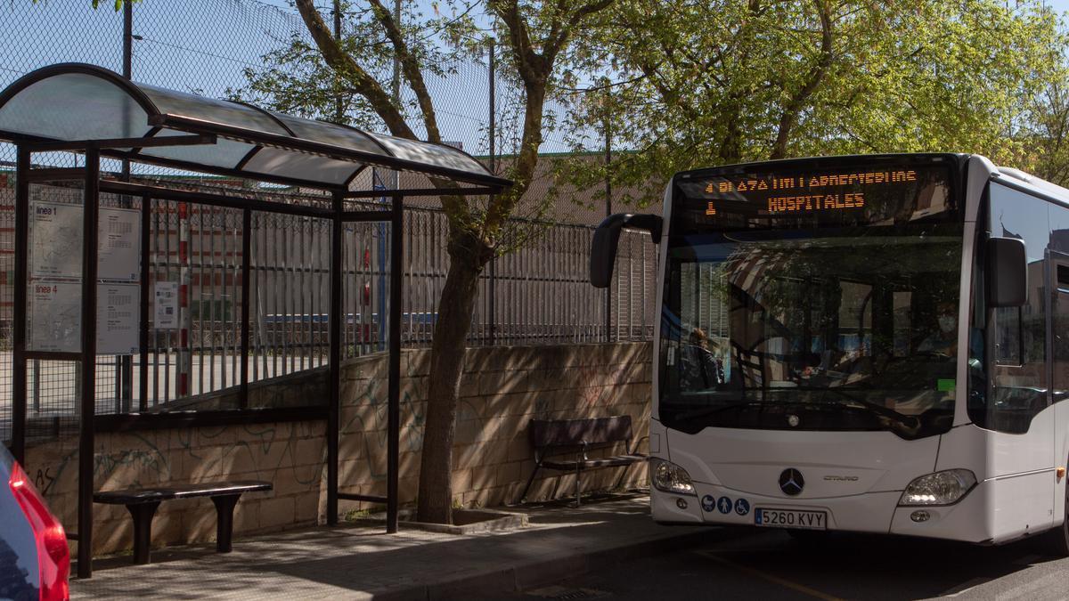 Un autobús interurbano estaciona en una parada de Zamora.