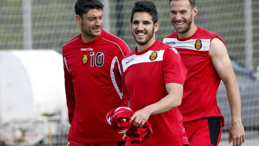 Bigas, con Albert Riera y Xisco Jiménez en el entrenamiento del pasado jueves en Son Bibiloni.