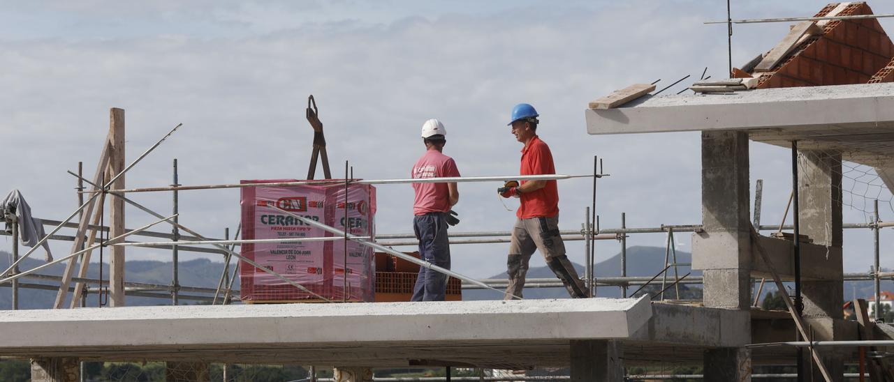 Obreros en un edificio en construcción, en Avilés.