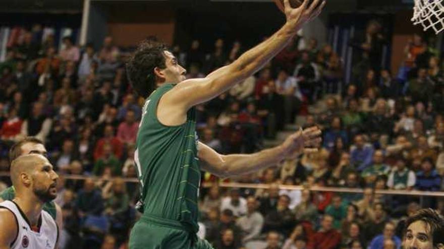 El capitán del Unicaja, Berni Rodríguez, se dispone a dejar una bandeja en el aro del UCAM Murcia.