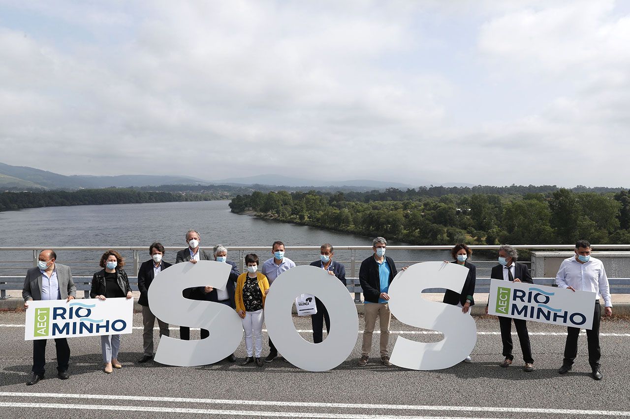 4-junio-Los regidores gallegos y portugueses de ambas orillas del Miño ayer lanzando un SOS desde el puente internacional de Tui.jpg