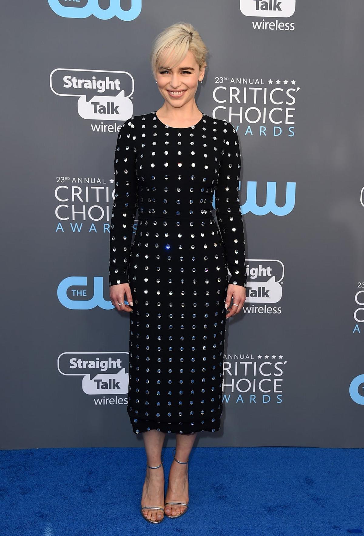 Emilia Clarke muy elegante de negro y con el pelo recogido Emilia Clarke muy elegante de negro y con el pelo recogido