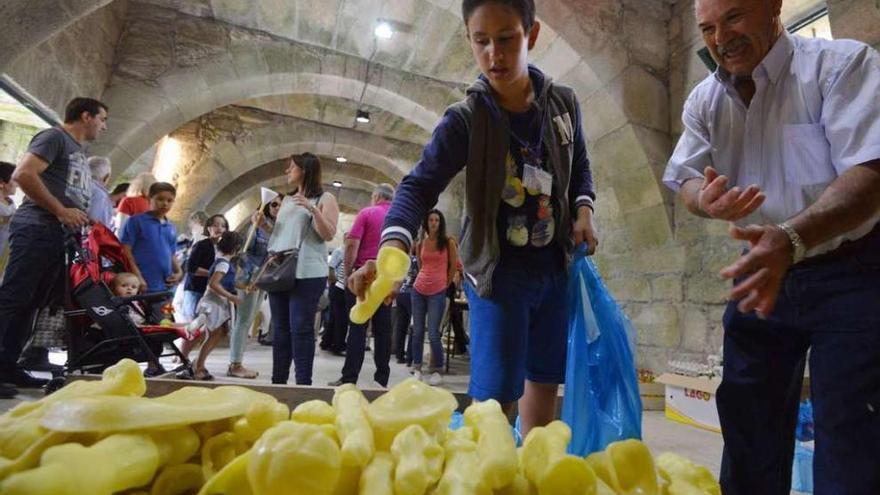 Los fieles adquieren y ofrecen exvotos durante la romería. // Gustavo Santos