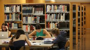 Estudiantes de Bachillerato en una biblioteca en Barcelona, el año pasado.