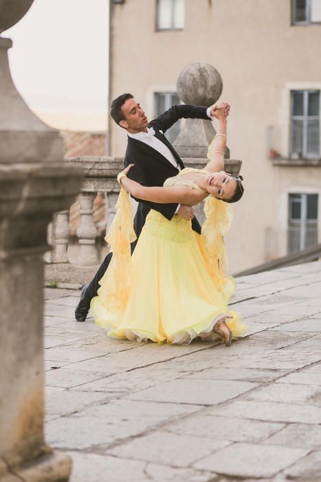 Cristina Modrovejo i Jordi Blázquez ballen a les escales de la Catedral de Girona