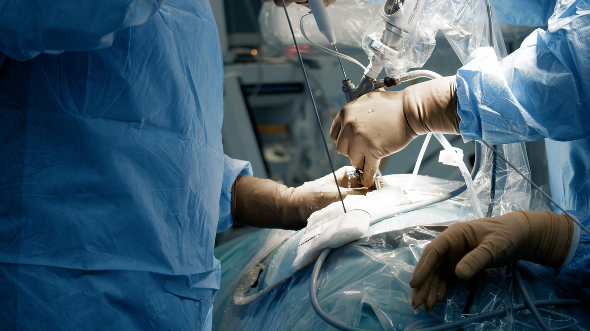 Hospital Reina Sofía incorpora la cirugía endoscópica en intervenciones de columna OPERACIÓN QUIRÓFANO