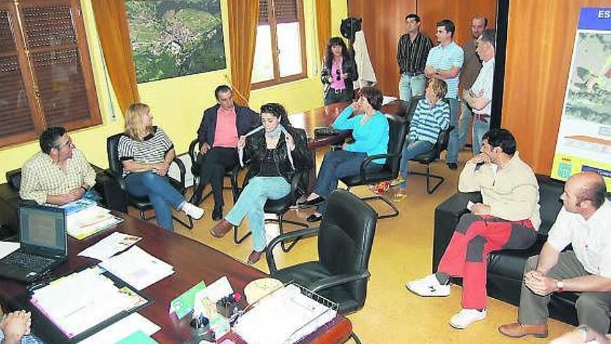 Reunión de los empresarios con el alcalde de Cabrales, ayer, en Carreña.