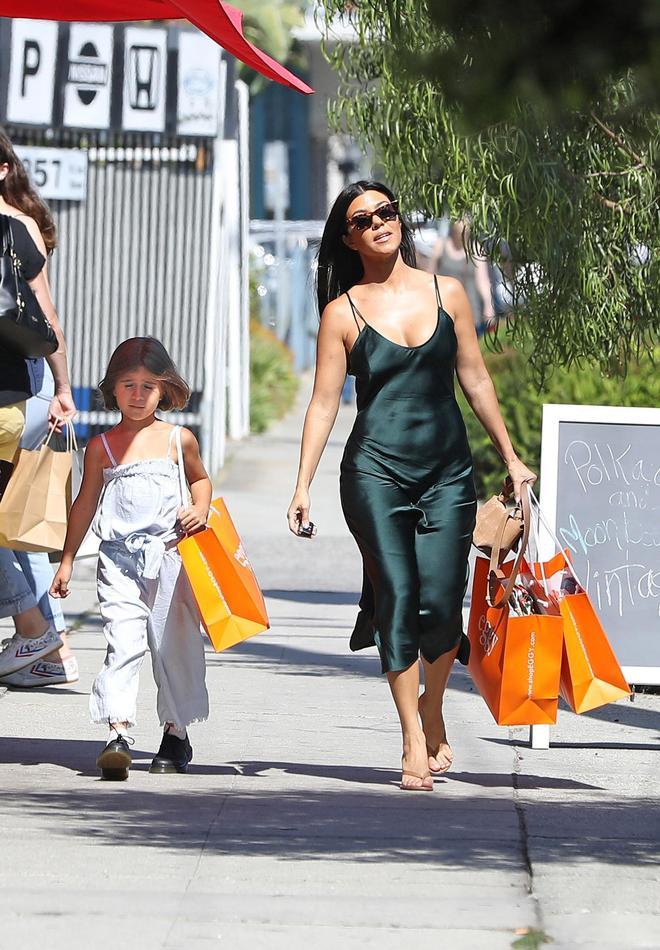 Kourtney Kardashian con vestido lencero verde