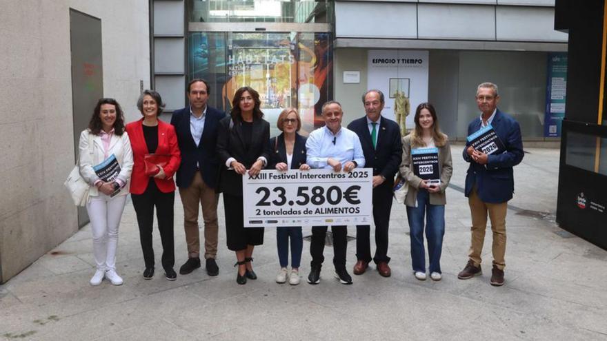 Organizadores del festival, con el cheque. | Iago López