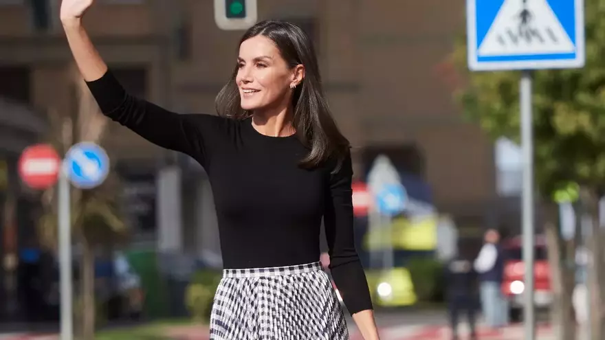 La Reina Letizia sorprende con su último look: una falda con un agujero que deja ver su rodilla