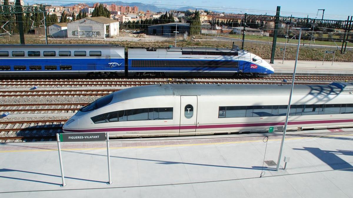 Dues unitats d&#039;AVE i TGV estacionades a Figueres-Vilafant.