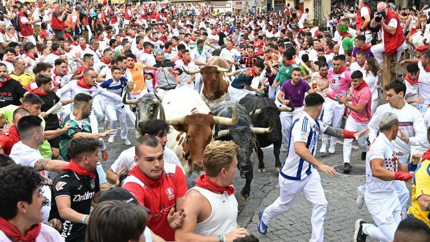 Rápida carrera de los toros de Cebada Gago en el segundo encierro de los Sanfermines