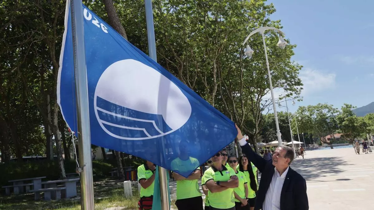 Vigo iza la bandera azul en Samil