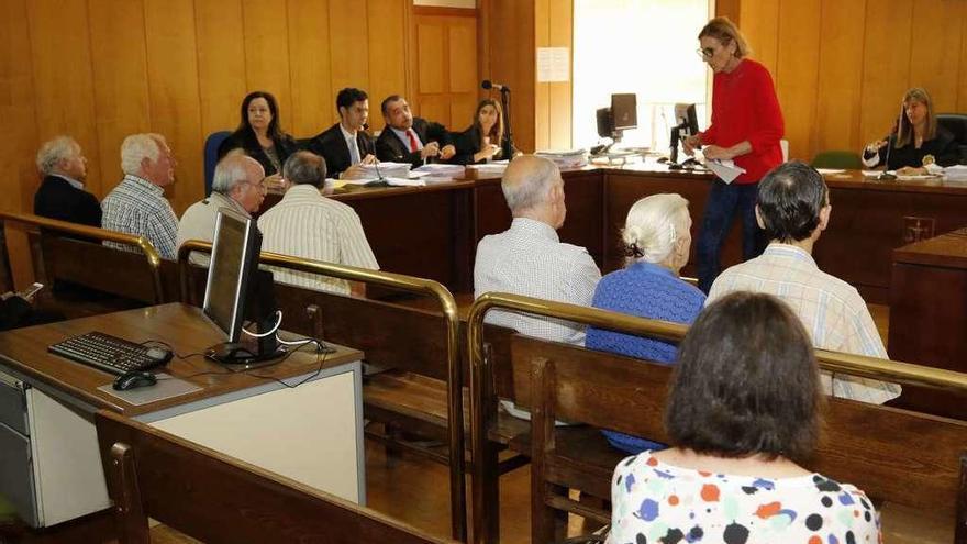 Los demandados (izqda.) y demandantes (dcha.), en el juicio celebrado en Instancia 10 de Vigo. // A. Villar