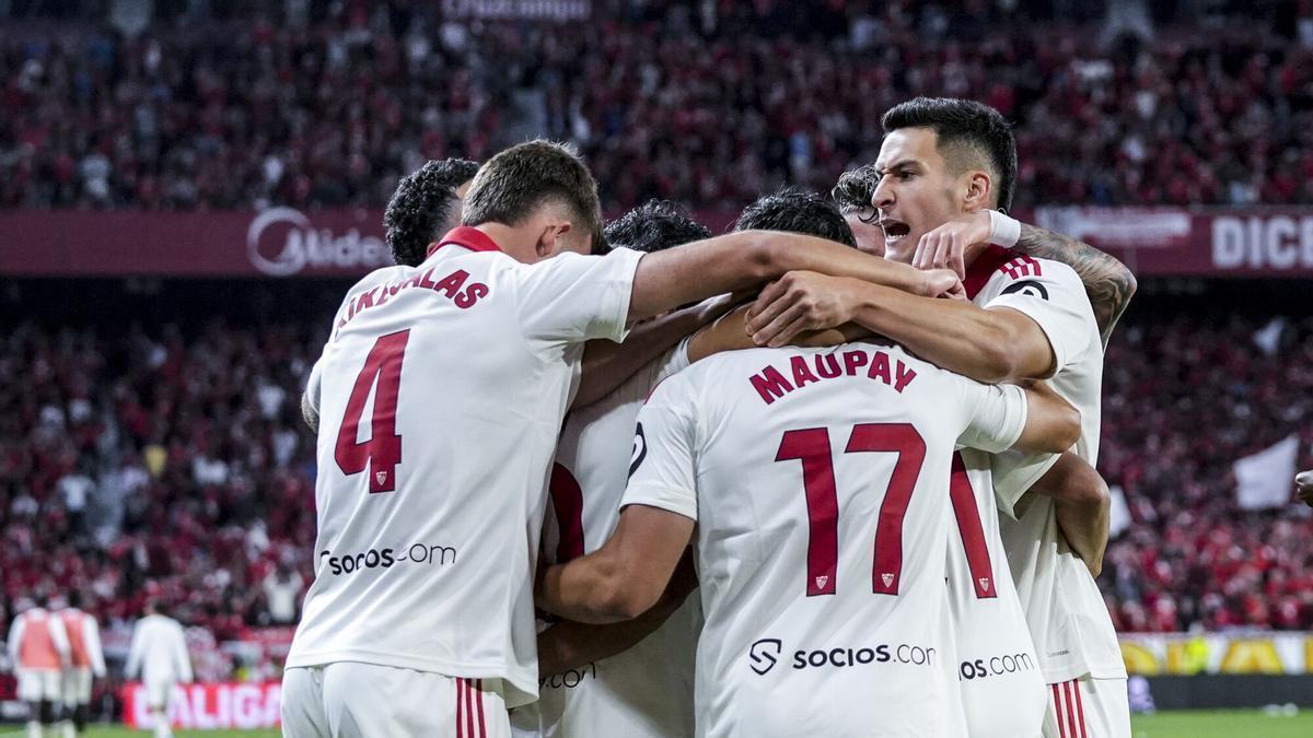 Los jugadores del Sevilla FC celebran el gol de Alexis Sánchez ante la Real Sociedad