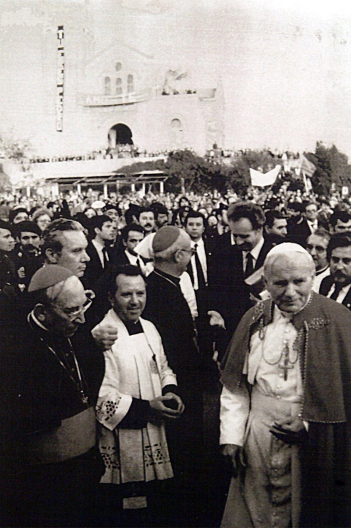Alzira 1982. El Papa Juan Pablo II visitó a los afectados por la Pantanada en Alzira el 8 de noviembre de 1982 y ofreció palabras de consuelo a miles de personas que le aguardaban en la Muntanyeta del Salvador