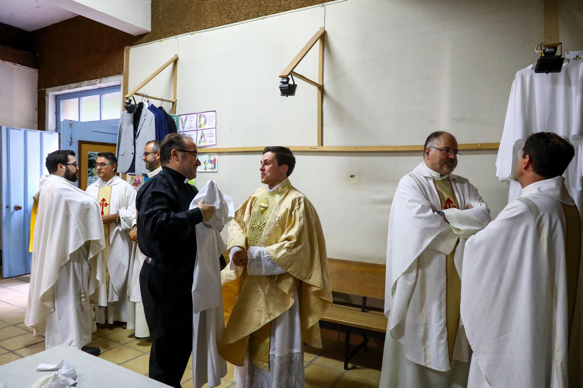 Oficia su primera misa con tan solo 24 años: así fue el multitudinario debut del sacerdote Ernesto Gómez Juanatey