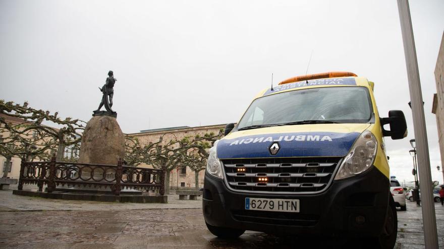 Una ambulancia, en la Plaza Mayor de Zamora.