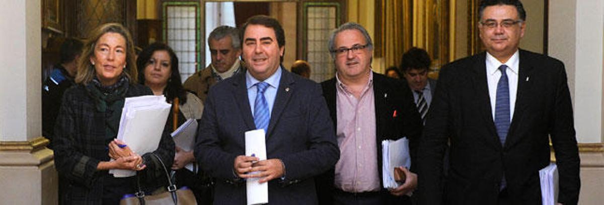 Miembros del Ejecutivo local llegando al salón de plenos de María Pita.